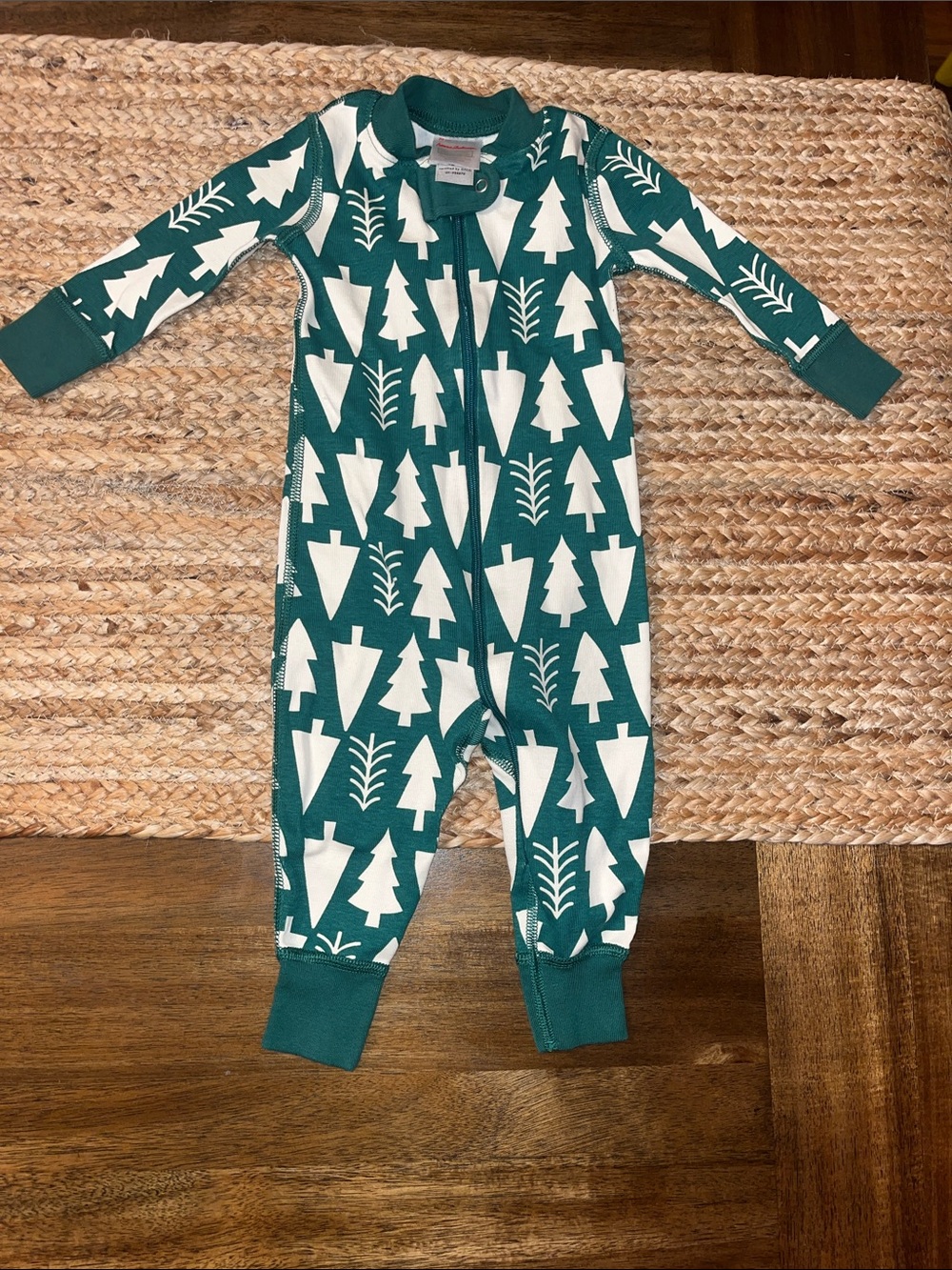 Hanna Andersson green and White Tree-Print Zipper Pajamas 6-12 m